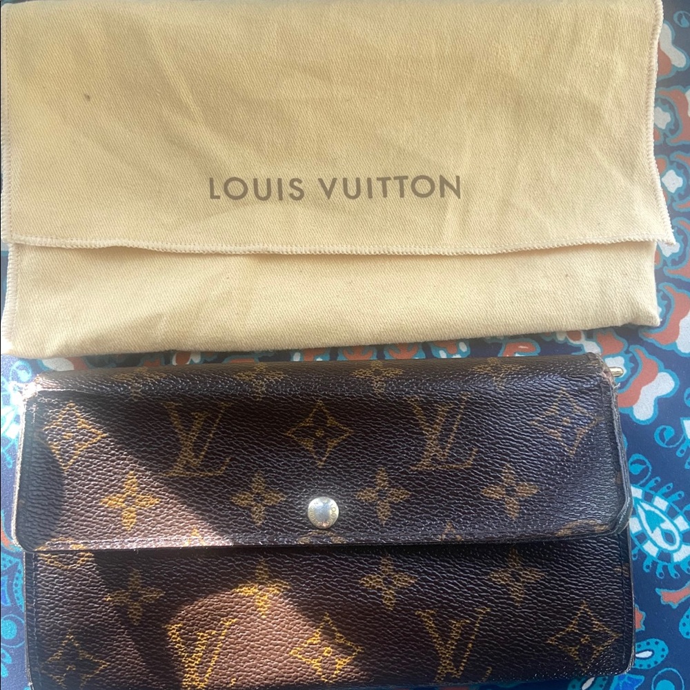 Authentic Louis Vuitton Monogram Signature Wallet